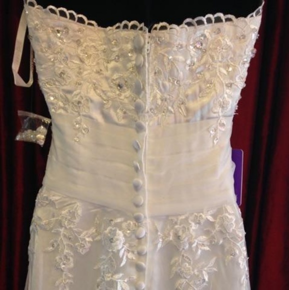 Never worn brand new wedding dress - Picture 2 of 6